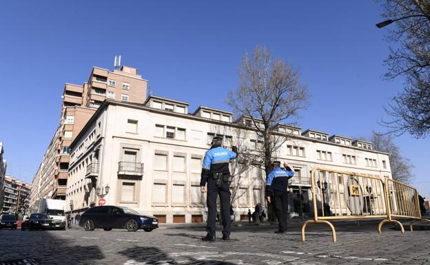 Galería. Los agentes, dirigen el tráfico, durante la jornada de ayer. 