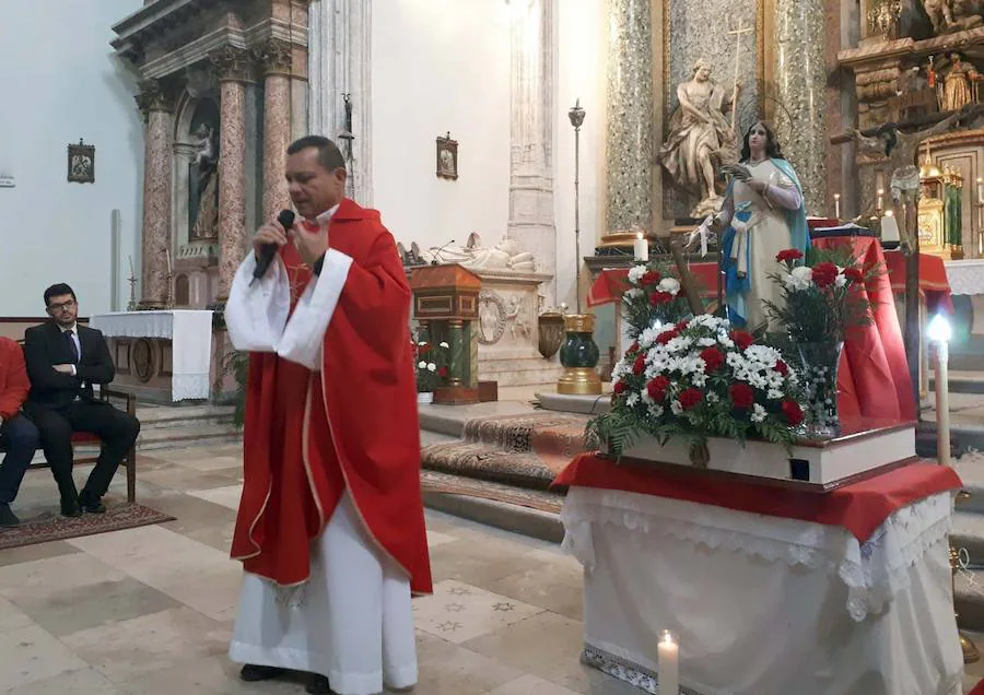 El padre Aníbal Olaya oficia una misa en Coca.