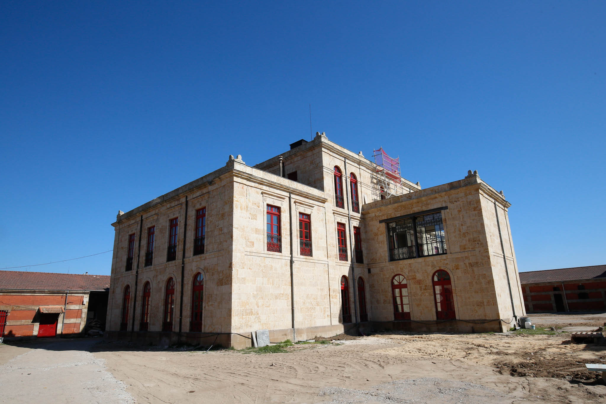 El complejo Granja Escuela del Centro Integrado de Formación Profesional Rodríguez Fabrés albergará a partir del próximo curso los ciclos de FP de Cocina, Restauración y Alojamiento, que se venían impartiendo en el edificio de la Fonda de la Vera Cruz, perteneciente al IES Vaguada de la Palma