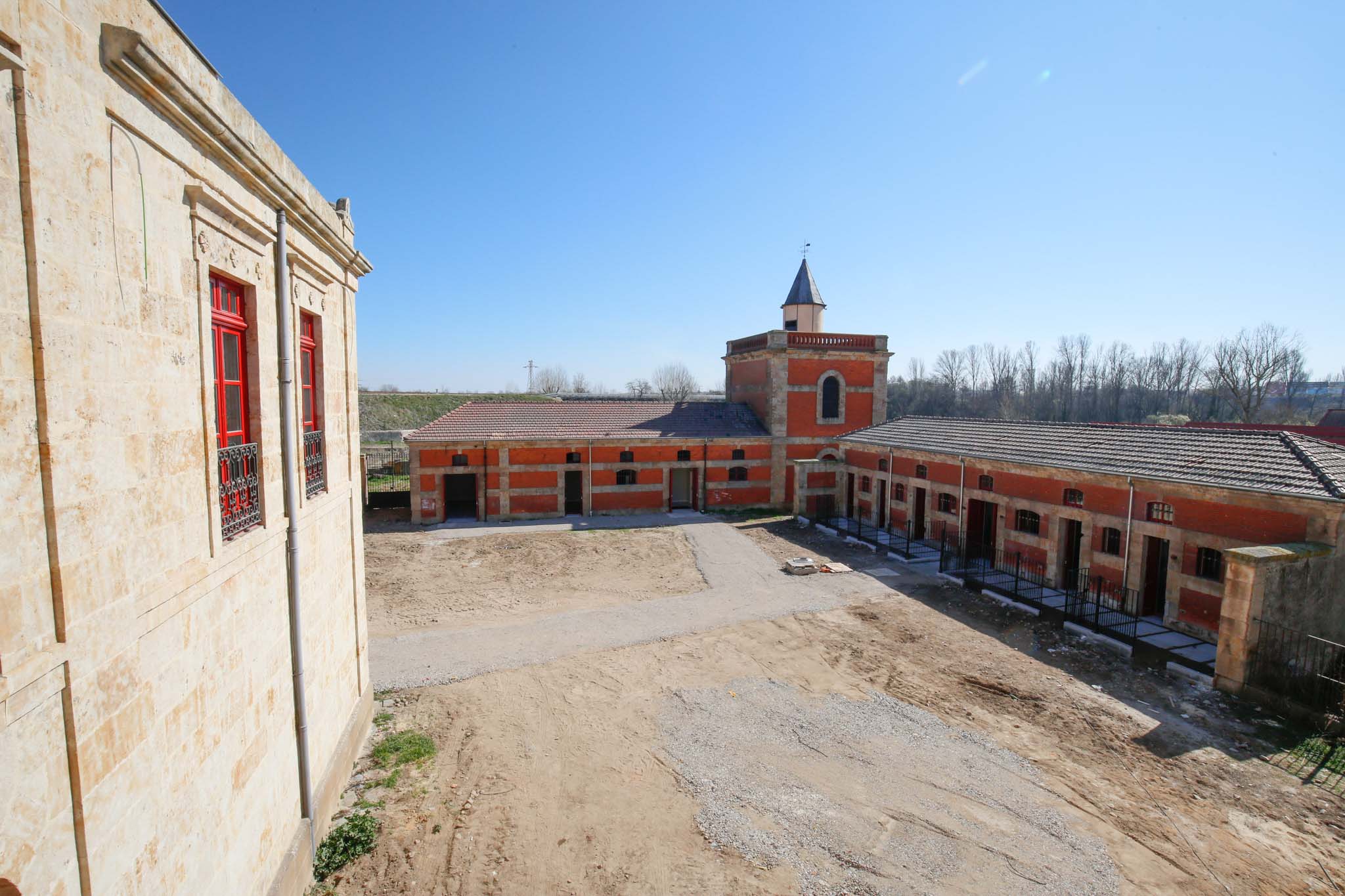 El complejo Granja Escuela del Centro Integrado de Formación Profesional Rodríguez Fabrés albergará a partir del próximo curso los ciclos de FP de Cocina, Restauración y Alojamiento, que se venían impartiendo en el edificio de la Fonda de la Vera Cruz, perteneciente al IES Vaguada de la Palma