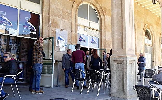 Clemente, de espaldas, charla con cargos y afiliados de Ciudadanos en la cafetería de la estación de trenes de Zamora. 