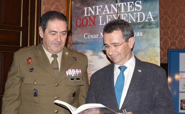 El general José Rivas, jefe de la IV Suige, junto al autor de la obra, César Muro, en la presentación de la novela en Valladolid. 