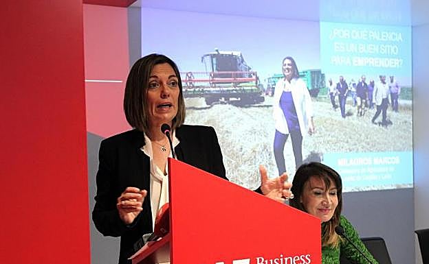 Milagros Marcos durante su intervención con Gemma Sanz, promotora de Madrid Network, una de las asociaciones de acogida. 