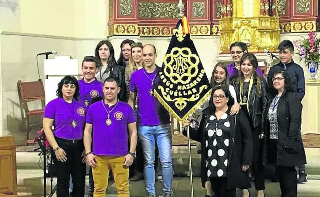 Azucena Fraile, delante a la derecha, con el banderín, junto a miembros de la banda de la cofradía. 