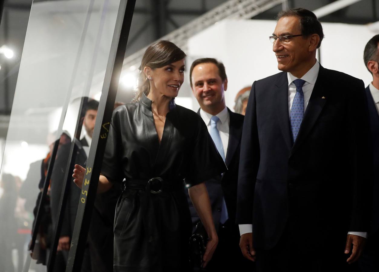 Don Felipe y doña Letizia asistieron hoy a la apertura de la Feria Internacional de Arte Contemporáneo ARCO en el recinto ferial IFEMA de Madrid, con Perú como país invitado en esta edición