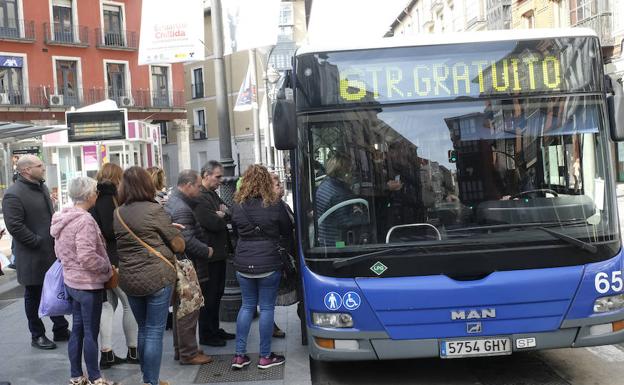 Viajeros suben al autobús, que ha sido gratuito.