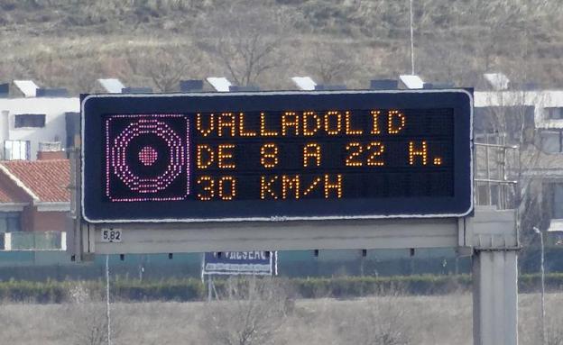 Un cartel anunciador de las medidas contra la polución en Valladolid. 