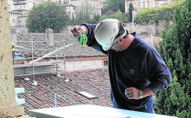 Trabajos iniciales, en 2017, en las cubiertas del monasterio. 