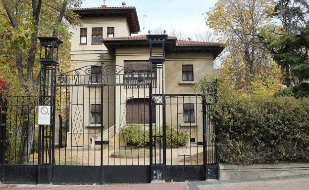 Chalé de Villa Estrella, entre el paseo Ezequiel González y la calle Santo Tomás. 