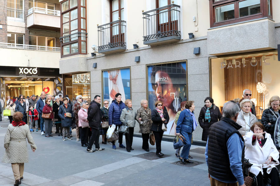 Fotos: Besapié al Nazareno en la Iglesia de Santiago de Valladolid
