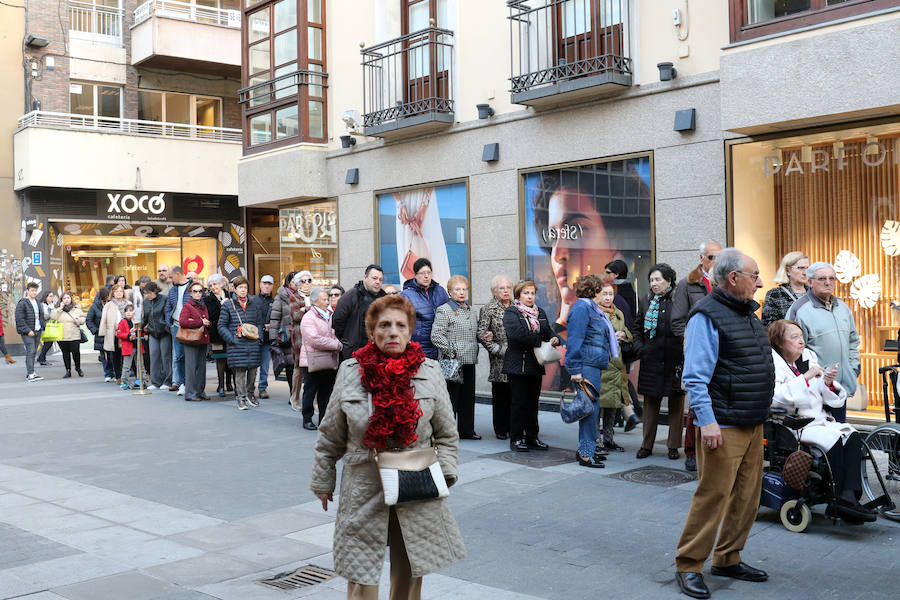 Fotos: Besapié al Nazareno en la Iglesia de Santiago de Valladolid