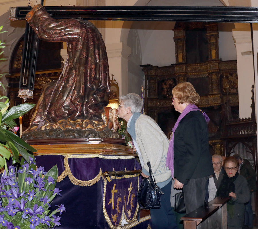 Fotos: Besapié al Nazareno en la Iglesia de Santiago de Valladolid
