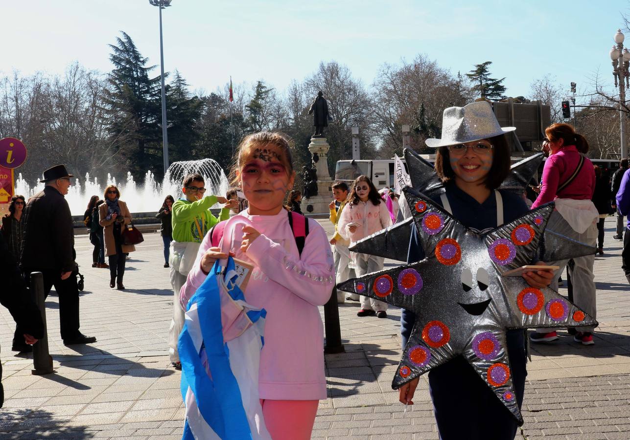 Cerca de quinientos escolares protagonizan un desfile desde la Acera de Recoletos hasta la Plaza Mayor, donde la conciencia ecológica ha servido de guía para la confección de los disfraces