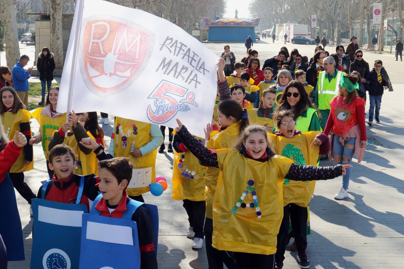 Cerca de quinientos escolares protagonizan un desfile desde la Acera de Recoletos hasta la Plaza Mayor, donde la conciencia ecológica ha servido de guía para la confección de los disfraces