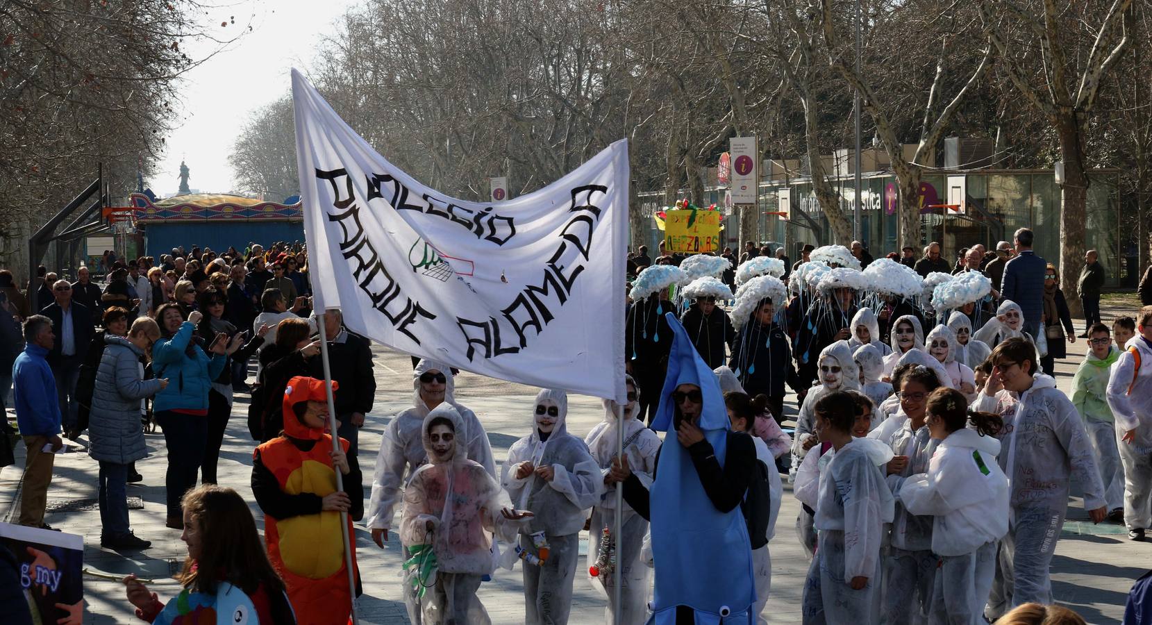 Cerca de quinientos escolares protagonizan un desfile desde la Acera de Recoletos hasta la Plaza Mayor, donde la conciencia ecológica ha servido de guía para la confección de los disfraces