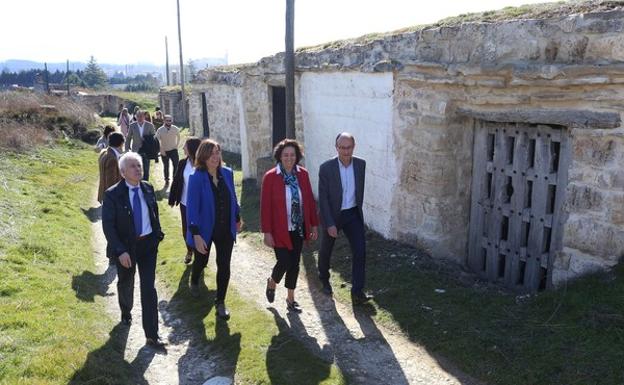 La consejera de Cultura y Turismo, María Josefa García Cirac (2D); acompañada de la presidenta de la Diputación, Ángeles Armisén (2I); y del alcalde de Torquemada, Jorge Domingo Martínez (D), entre otros,visita el conjunto de bodegas de Torquemada. 