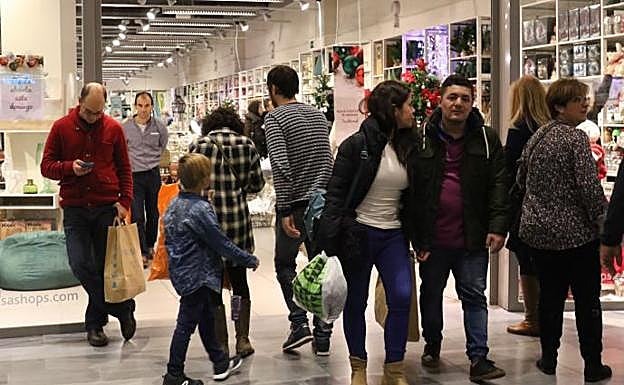 Clientes en el centro comercial Río Shopping, en el área urbana de Valladolid.
