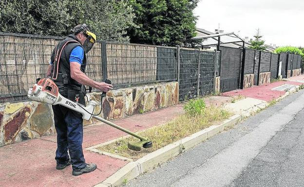 Un trabajador arregla las aceras de una de las calles de Los Ángeles de San Rafael. 