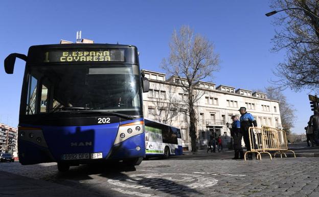 Un vehículo de Auvasa accede esta semana a la zona restringida. 