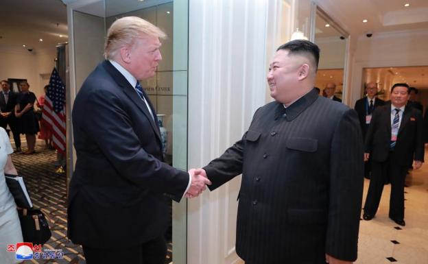 Trump y Kim Jong Un se estrechan la mano durante la cumbre de Hanói.