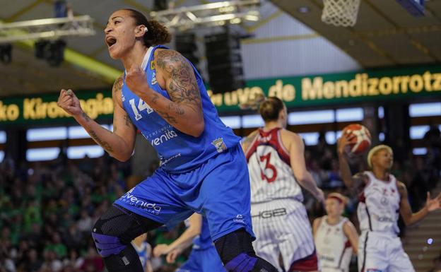 Erika de Souza celebra una canasta ante Gernika. 