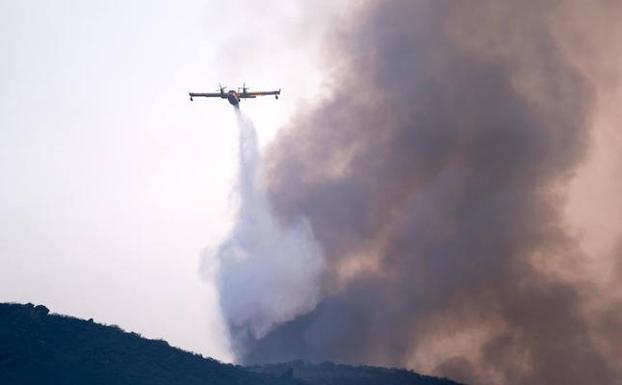 El incendio de Villafranca de la Sierra, antes de su extinción. 