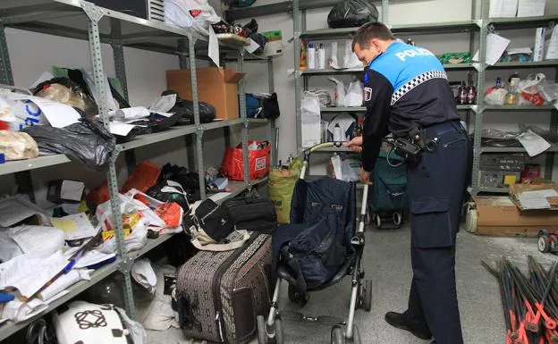 Jacinto Jorge, con un carrito de bebé. 