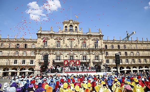 Doctores de la Universidad reunidos en la Plaza Mayor con motivo del VIII Centenario. 