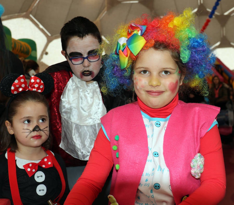 Fotos: Talleres infantiles en la Cúpula del Milenio de Valladolid por carnaval