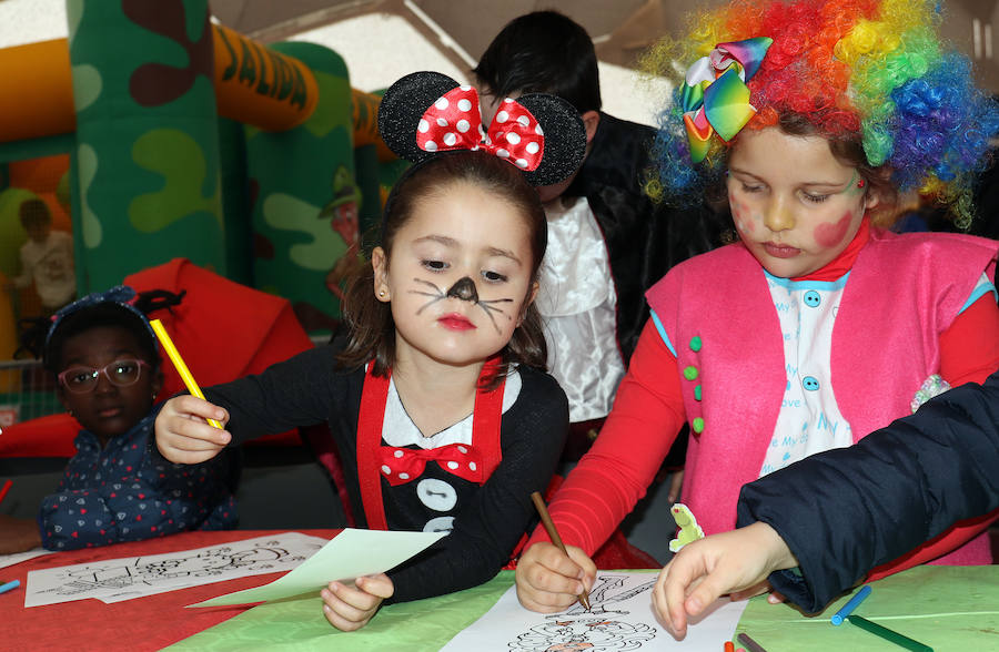 Fotos: Talleres infantiles en la Cúpula del Milenio de Valladolid por carnaval