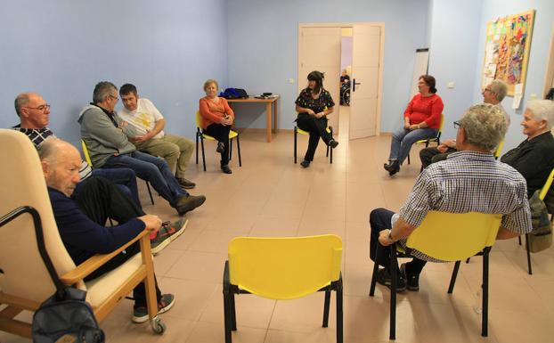 Usuarios de la Asociación Parkinson, en una reunión en el local.