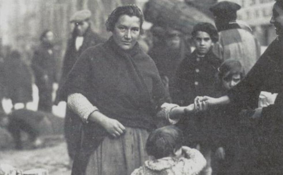 Mujer en el mercado en una imagen de la época. 