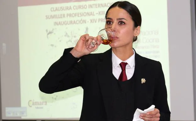 Mónica Rosón, durante el examen del Curso Superior de Sumilleres de la Escuela Internacional de Cocina de Valladolid. 