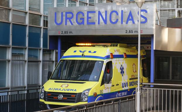 Una ambulancia en el servicio de urgencias del Virgen de la Vega.