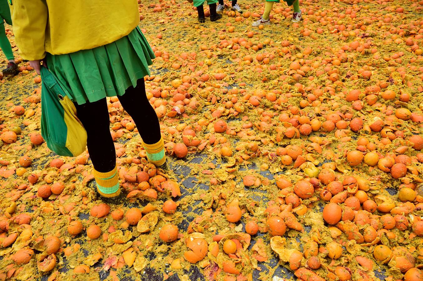 El histórico Carnaval de Ivrea, localidad de Piamonte en la provincia de Turín, representa la guerra civil entre el pueblo y las tropas reales napoleónicas, el día después de la muerte del odiado tirano Raineri de Bramante a manos de la 'Mugnaia' | Los equipos de lanzadores de naranjas a pie (el pueblo) defienden sus plazas de los lanzadores de los carros (el Estado Mayor Napoleónico) a golpe de naranja
