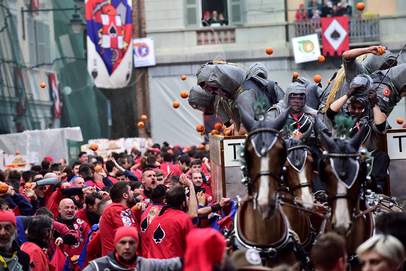 El histórico Carnaval de Ivrea, localidad de Piamonte en la provincia de Turín, representa la guerra civil entre el pueblo y las tropas reales napoleónicas, el día después de la muerte del odiado tirano Raineri de Bramante a manos de la 'Mugnaia' | Los equipos de lanzadores de naranjas a pie (el pueblo) defienden sus plazas de los lanzadores de los carros (el Estado Mayor Napoleónico) a golpe de naranja