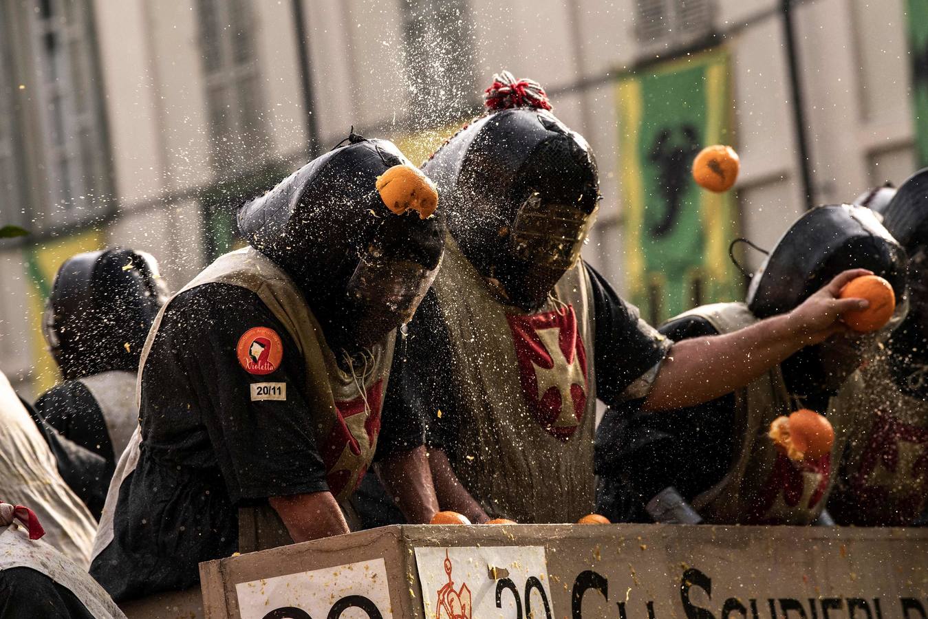 El histórico Carnaval de Ivrea, localidad de Piamonte en la provincia de Turín, representa la guerra civil entre el pueblo y las tropas reales napoleónicas, el día después de la muerte del odiado tirano Raineri de Bramante a manos de la 'Mugnaia' | Los equipos de lanzadores de naranjas a pie (el pueblo) defienden sus plazas de los lanzadores de los carros (el Estado Mayor Napoleónico) a golpe de naranja