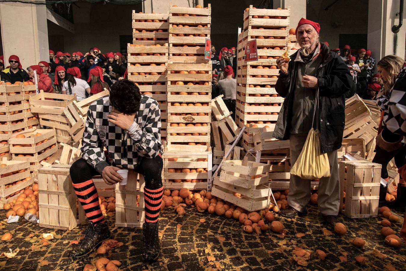 El histórico Carnaval de Ivrea, localidad de Piamonte en la provincia de Turín, representa la guerra civil entre el pueblo y las tropas reales napoleónicas, el día después de la muerte del odiado tirano Raineri de Bramante a manos de la 'Mugnaia' | Los equipos de lanzadores de naranjas a pie (el pueblo) defienden sus plazas de los lanzadores de los carros (el Estado Mayor Napoleónico) a golpe de naranja
