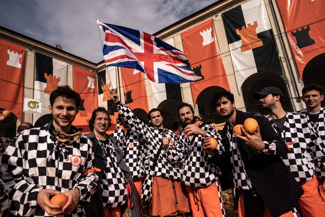 El histórico Carnaval de Ivrea, localidad de Piamonte en la provincia de Turín, representa la guerra civil entre el pueblo y las tropas reales napoleónicas, el día después de la muerte del odiado tirano Raineri de Bramante a manos de la 'Mugnaia' | Los equipos de lanzadores de naranjas a pie (el pueblo) defienden sus plazas de los lanzadores de los carros (el Estado Mayor Napoleónico) a golpe de naranja