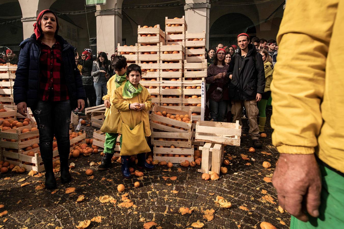 El histórico Carnaval de Ivrea, localidad de Piamonte en la provincia de Turín, representa la guerra civil entre el pueblo y las tropas reales napoleónicas, el día después de la muerte del odiado tirano Raineri de Bramante a manos de la 'Mugnaia' | Los equipos de lanzadores de naranjas a pie (el pueblo) defienden sus plazas de los lanzadores de los carros (el Estado Mayor Napoleónico) a golpe de naranja
