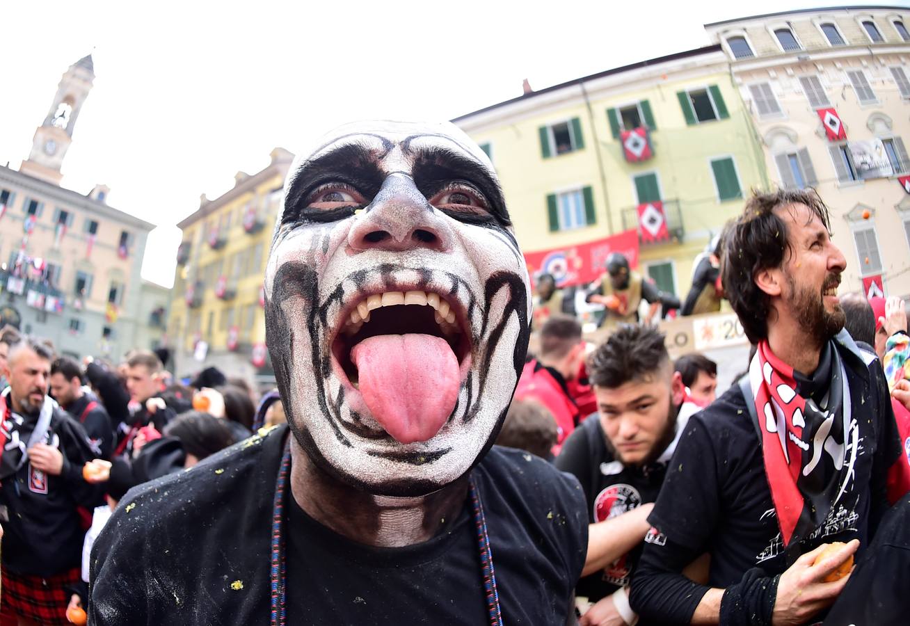 El histórico Carnaval de Ivrea, localidad de Piamonte en la provincia de Turín, representa la guerra civil entre el pueblo y las tropas reales napoleónicas, el día después de la muerte del odiado tirano Raineri de Bramante a manos de la 'Mugnaia' | Los equipos de lanzadores de naranjas a pie (el pueblo) defienden sus plazas de los lanzadores de los carros (el Estado Mayor Napoleónico) a golpe de naranja