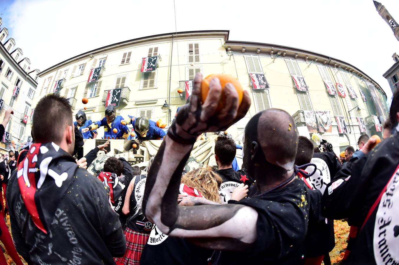 El histórico Carnaval de Ivrea, localidad de Piamonte en la provincia de Turín, representa la guerra civil entre el pueblo y las tropas reales napoleónicas, el día después de la muerte del odiado tirano Raineri de Bramante a manos de la 'Mugnaia' | Los equipos de lanzadores de naranjas a pie (el pueblo) defienden sus plazas de los lanzadores de los carros (el Estado Mayor Napoleónico) a golpe de naranja