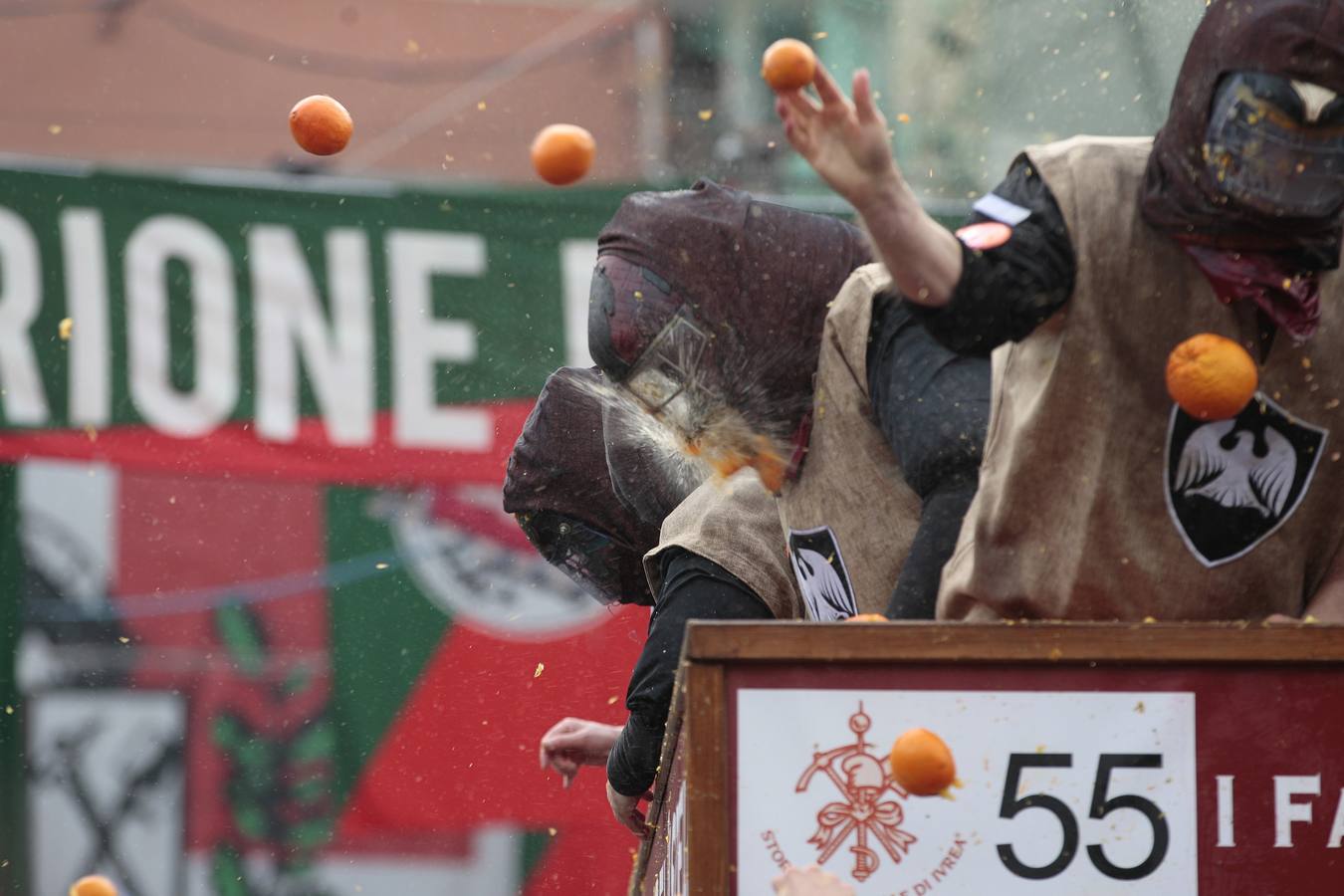 El histórico Carnaval de Ivrea, localidad de Piamonte en la provincia de Turín, representa la guerra civil entre el pueblo y las tropas reales napoleónicas, el día después de la muerte del odiado tirano Raineri de Bramante a manos de la 'Mugnaia' | Los equipos de lanzadores de naranjas a pie (el pueblo) defienden sus plazas de los lanzadores de los carros (el Estado Mayor Napoleónico) a golpe de naranja