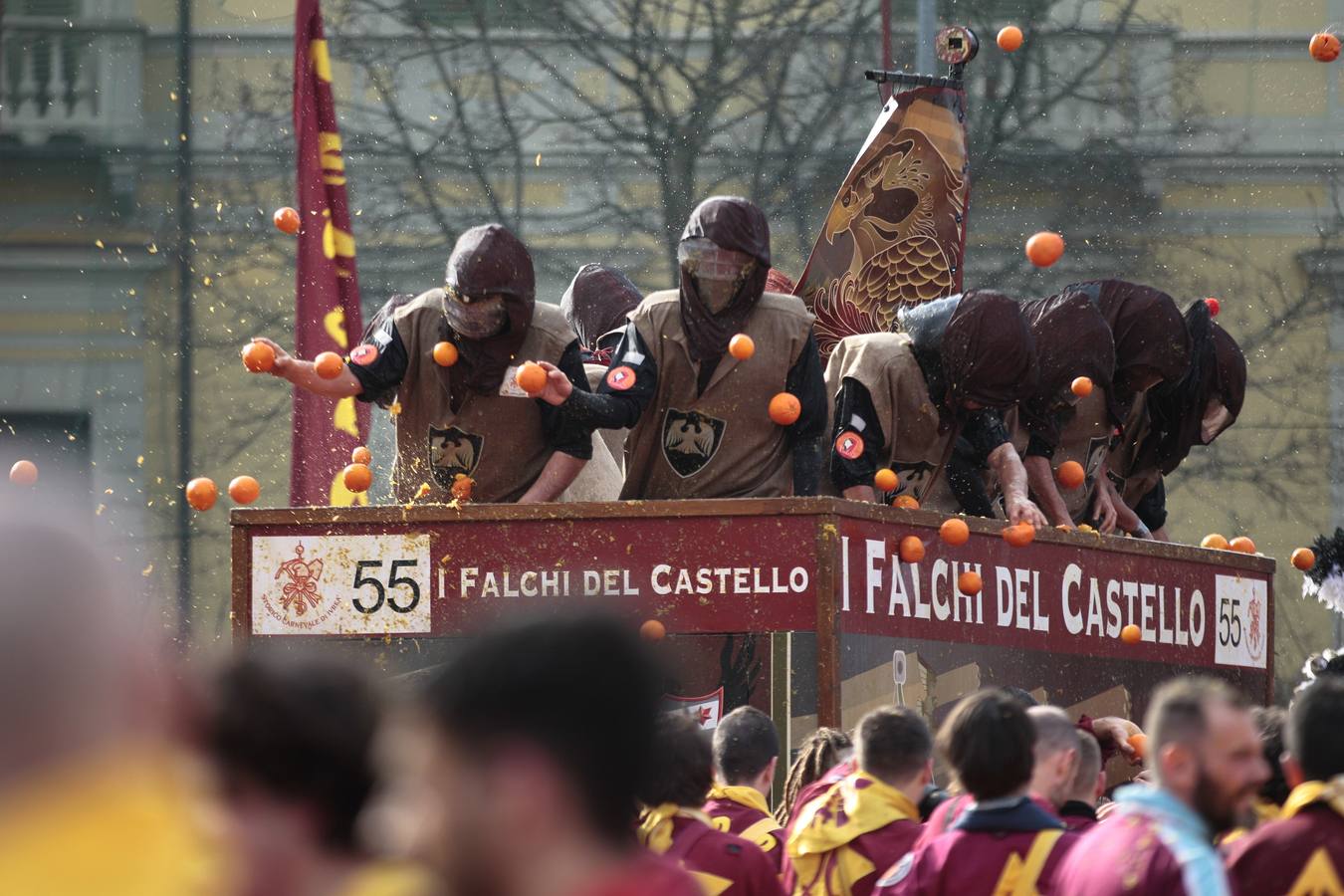 El histórico Carnaval de Ivrea, localidad de Piamonte en la provincia de Turín, representa la guerra civil entre el pueblo y las tropas reales napoleónicas, el día después de la muerte del odiado tirano Raineri de Bramante a manos de la 'Mugnaia' | Los equipos de lanzadores de naranjas a pie (el pueblo) defienden sus plazas de los lanzadores de los carros (el Estado Mayor Napoleónico) a golpe de naranja
