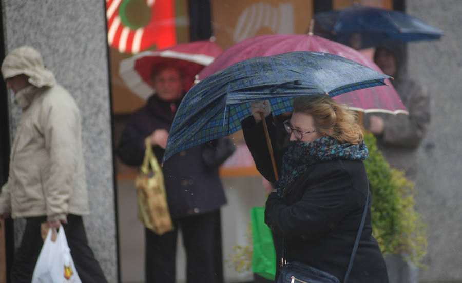 Fotos: Lluvia y viento en Valladolid