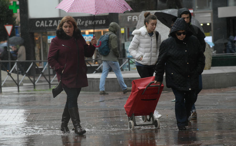 Fotos: Lluvia y viento en Valladolid
