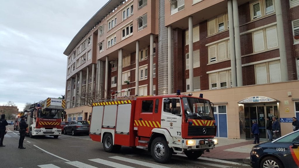 Imagen de la intervención de los Bomberos en el edificio. 