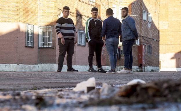 Jóvenes vecinos de Las Viudas, implicados en la regeneración del barrio. 