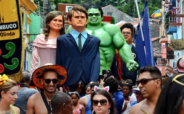 Bolsonaro, su esposa Michelle y el Increíble Hulk, en el desfile de muñecos gigantes de la ciudad brasileña de Olinda.