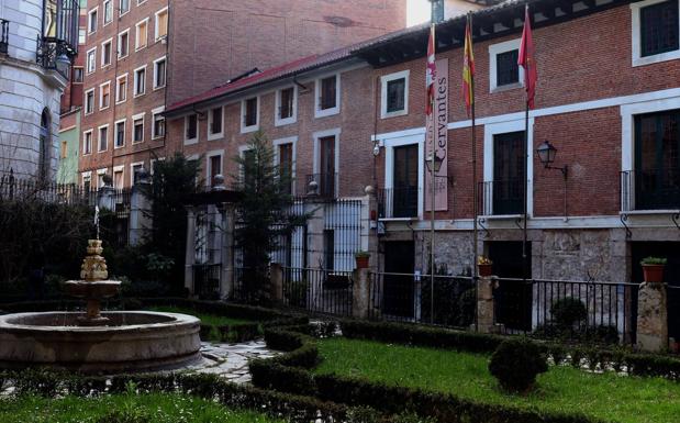 A la derecha, la Casa Cervantes. Junto a ella, el edificio cuya adquisición por parte del Ministerio de Cultura facilitaría la ampliación del museo dedicado al escritor. 